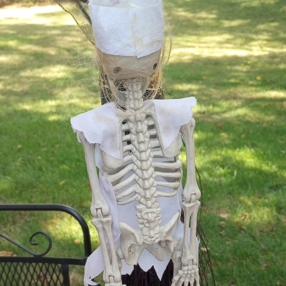 Halloween Nurse Skeleton - Picture 4 of 7